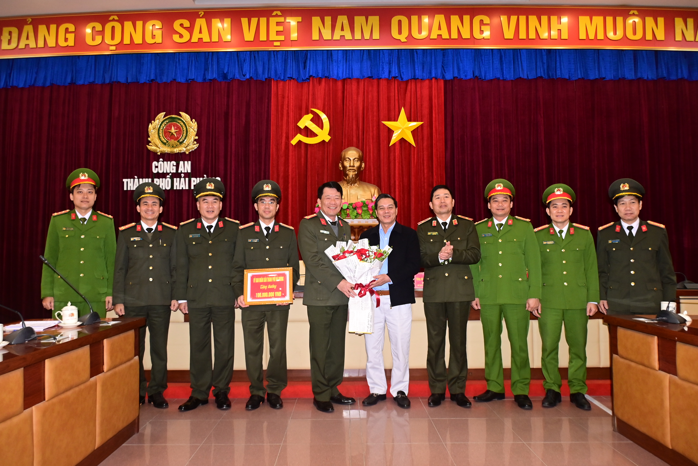 Đồng chí Chủ tịch Ủy ban nhân dân thành phố khen thưởng các lực lượng Công an thành phố có thành tích trong công tác, chiến đấu